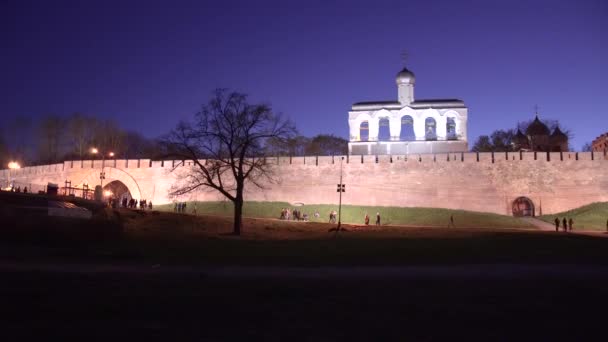 Veliky Novgorod Kreml sent kväll — Stockvideo