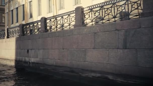 船の日当たりの良い夏の日の川や運河のブリッジをフローティング サンクトペテルブルク — ストック動画