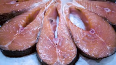 Balık pazarında buzdaki kırmızı balığın yakın plan çekimi.