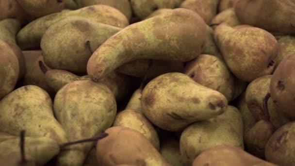 A lot of pears close seup — стоковое видео