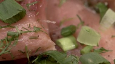 Yeşil soğan ve dereotu ile hafifçe tuzlu alabalık