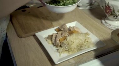 Bir kadın gulaş haşlanmış lahana ile pişirme