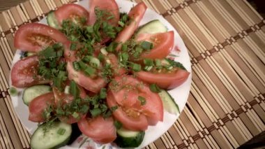 yeşil soğan domates salatası