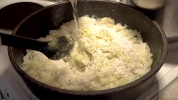 Una mujer está cocinando goulash con col estofada — Vídeo de stock