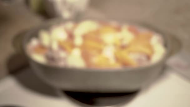 Kobieta jest gotowanie gulasz z duszona kapustą — Wideo stockowe
