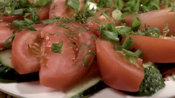 Ensalada de tomate con cebolla verde — Vídeos de Stock