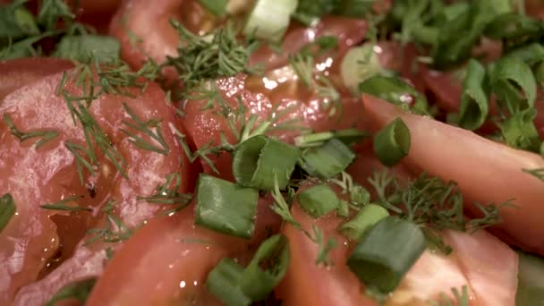 Салат из помидоров с зеленым луком — стоковое видео