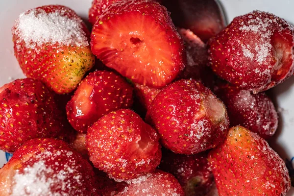 설탕 클로즈업으로 뿌린 딸기 베리 — 스톡 사진