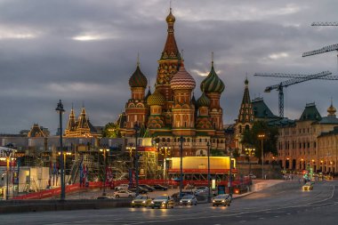 St Basils Katedrali gece görünümü