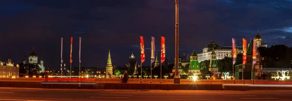 Панорамный ночной вид на Московский Кремль — стоковое фото