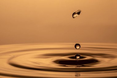 Su damlaları suya düşmek