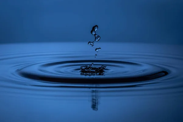 Gotas de agua caen al agua —  Fotos de Stock