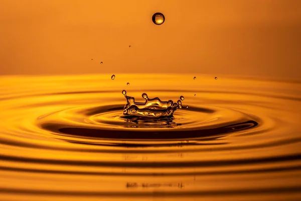 Gotas de agua caen al agua —  Fotos de Stock