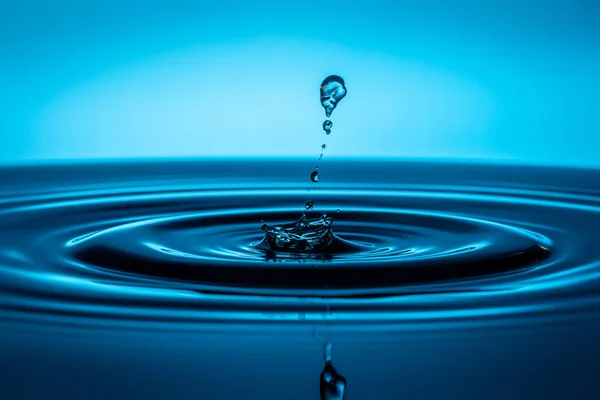 Droppar vatten falla i vattnet — Stockfoto