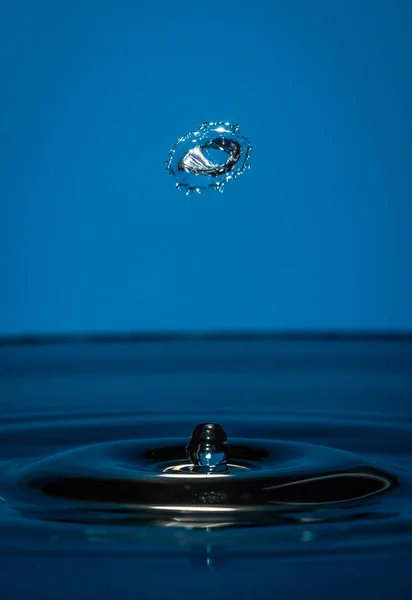 Gotas de agua caen al agua —  Fotos de Stock