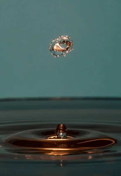 Krople wody wpaść do wody — Zdjęcie stockowe