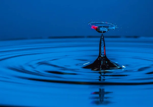 Капли воды падают в воду — стоковое фото