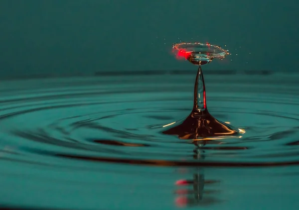 Drops of water fall into the water — Stock Photo, Image