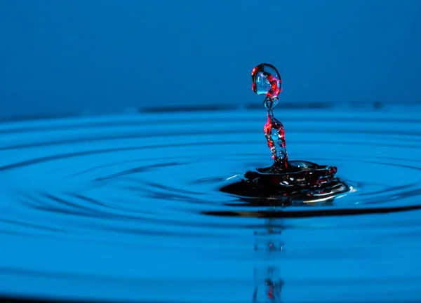 Gotas de agua caen al agua —  Fotos de Stock