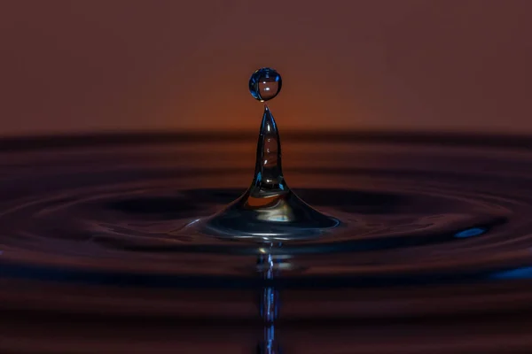 Капли воды падают в воду — стоковое фото