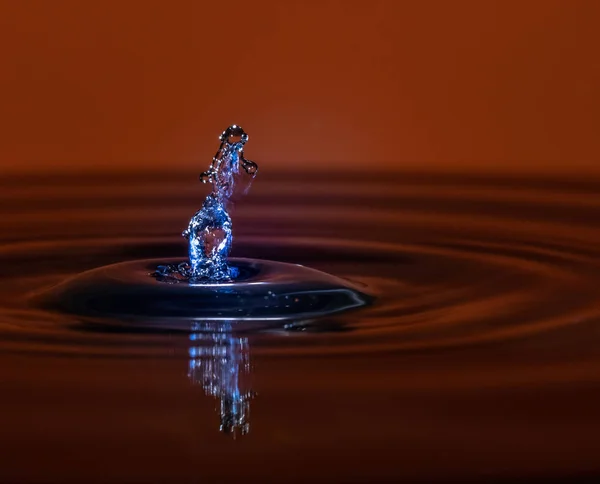 Drops of water fall into the water — Stock Photo, Image
