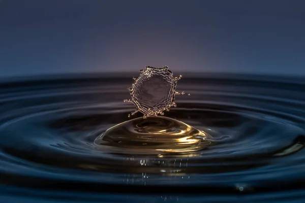 水に落ちる水の滴 — ストック写真