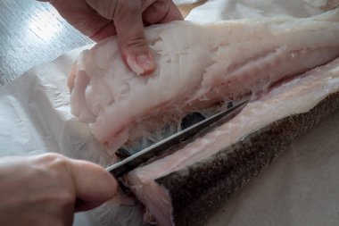 Kızarmış balık mutfakta hazırlanması