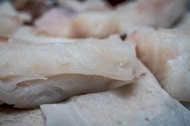 Kızarmış balık mutfakta hazırlanması