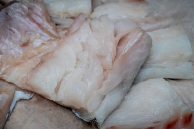 Kızarmış balık mutfakta hazırlanması