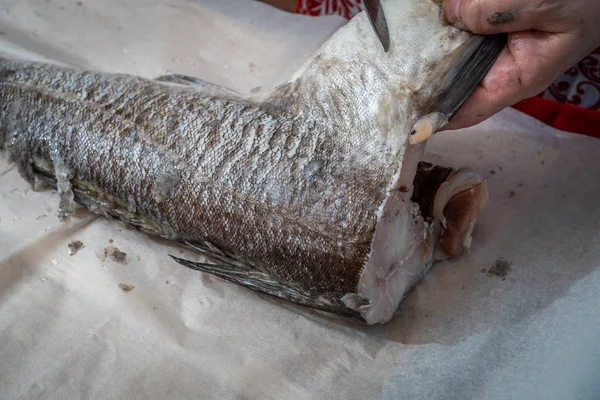 Preparación de pescado frito en la cocina — Foto de Stock