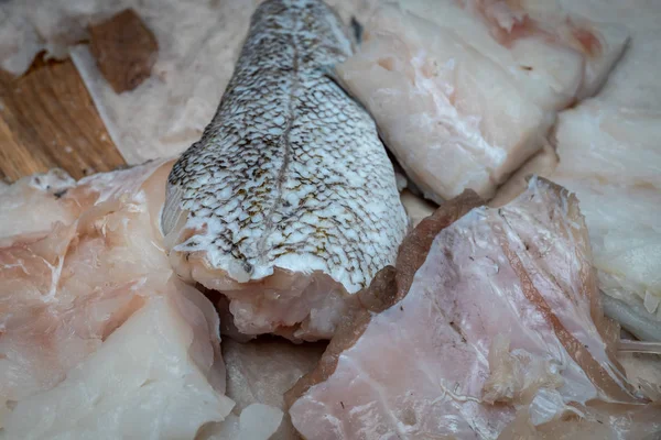 Preparación de pescado frito en la cocina — Foto de Stock