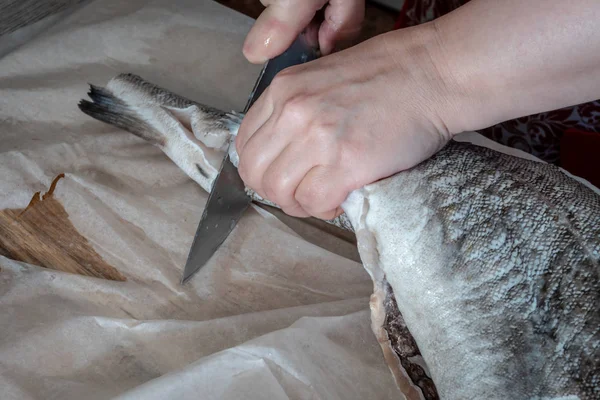 Preparación de pescado frito en la cocina — Foto de Stock