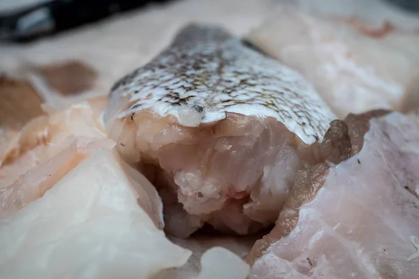 Preparación de pescado frito en la cocina — Foto de Stock