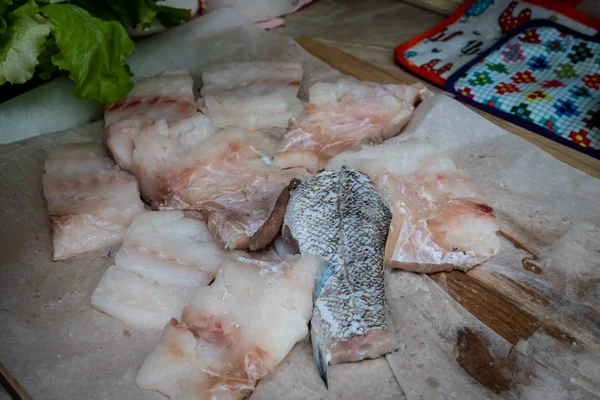 Preparación de pescado frito en la cocina — Foto de Stock