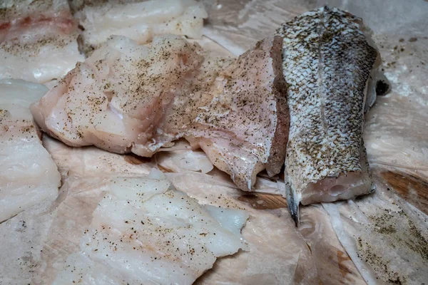 Preparación de pescado frito en la cocina — Foto de Stock