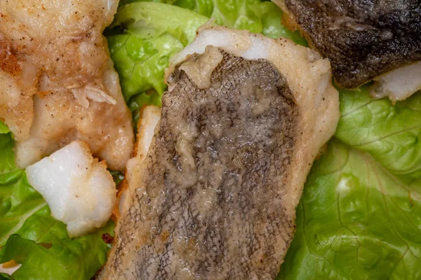 Pescado frito con hojas de limón y lechuga — Foto de Stock