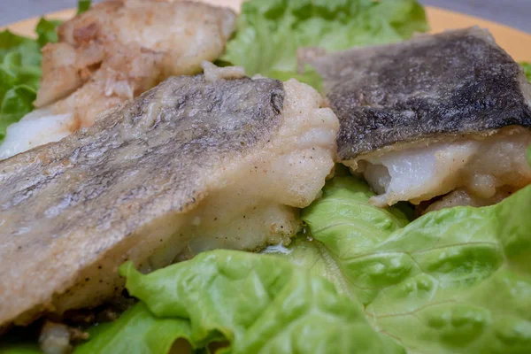 Pescado frito con hojas de limón y lechuga — Foto de Stock