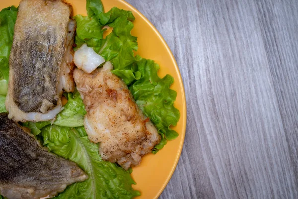 Pescado frito con hojas de limón y lechuga — Foto de Stock