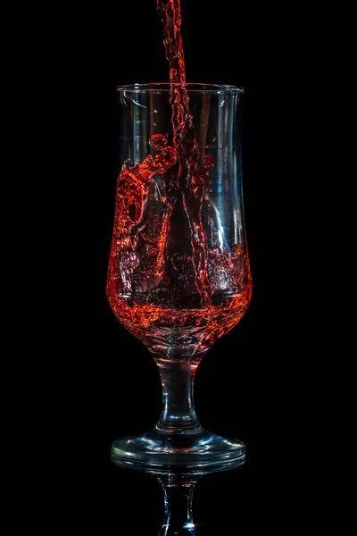 Bardağa kırmızı şarap dolduruyorum. — Stok fotoğraf