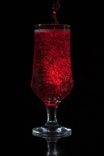 Verser du vin rouge dans un verre — Photo