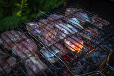 Açık ateş ve kömürler ile ızgara üzerinde et pişirme