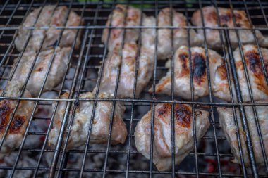 Açık ateş ve kömürler ile ızgara üzerinde et pişirme