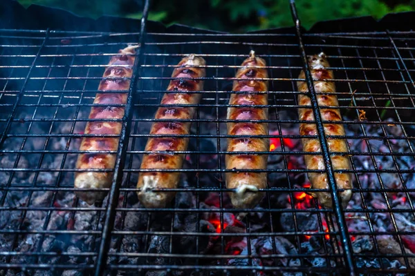 Açık ateş ve kömürler ile ızgara üzerinde et pişirme — Stok fotoğraf