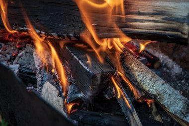 Barbekü, yakacak odun yangında yanan