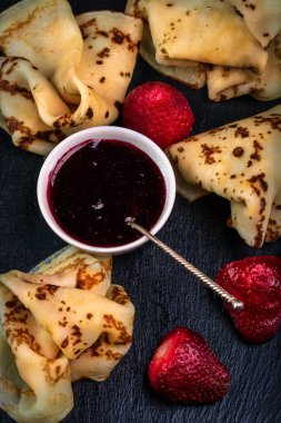 Rus krep reçel, siyah frenk üzümü ve çilek ile