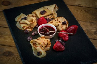 Rus krep reçel, siyah frenk üzümü ve çilek ile