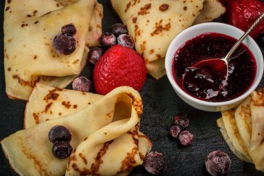 Rus krep reçel, siyah frenk üzümü ve çilek ile