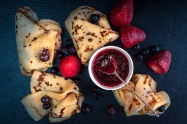 Rus krep reçel, siyah frenk üzümü ve çilek ile