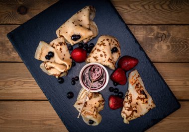 Rus krep reçel, siyah frenk üzümü ve çilek ile