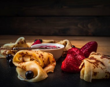 Rus krep reçel, siyah frenk üzümü ve çilek ile